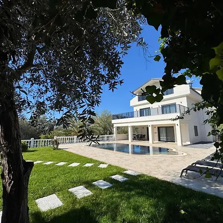 White Deluxe Oeluedeniz Villa